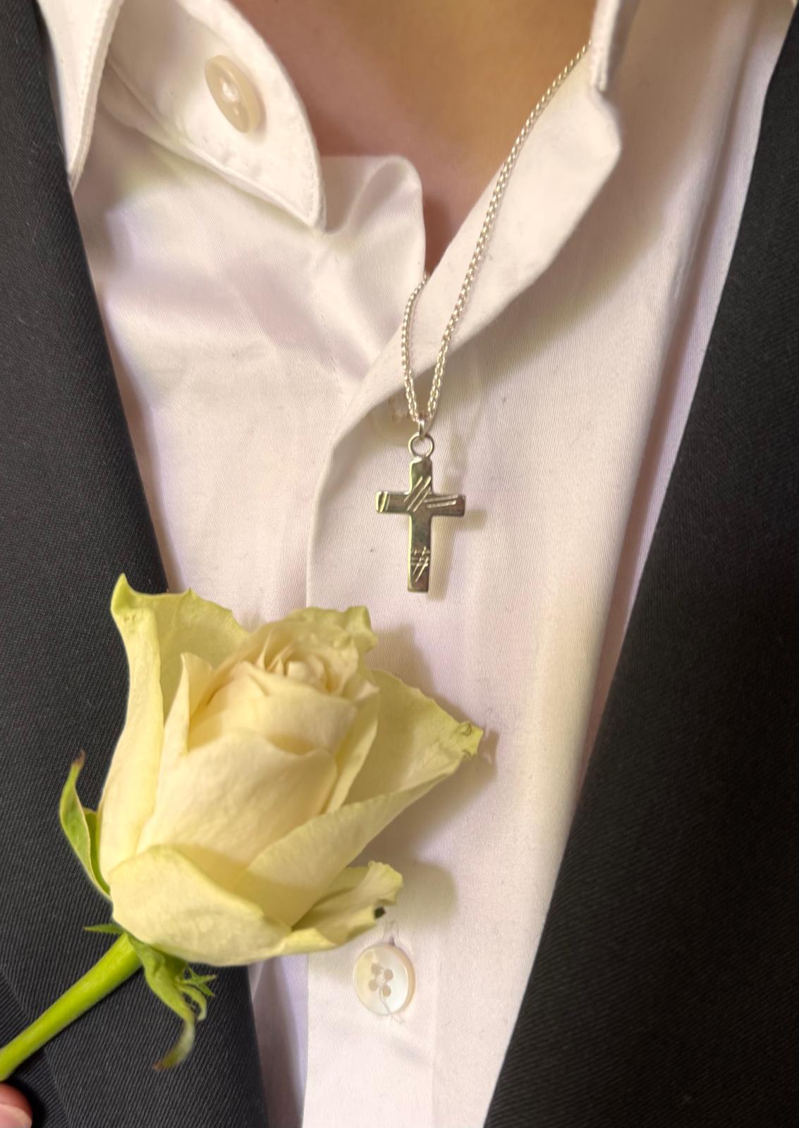 Pinjo designin Lennä kyllä siipesi kantavat rippiristi keskikoko