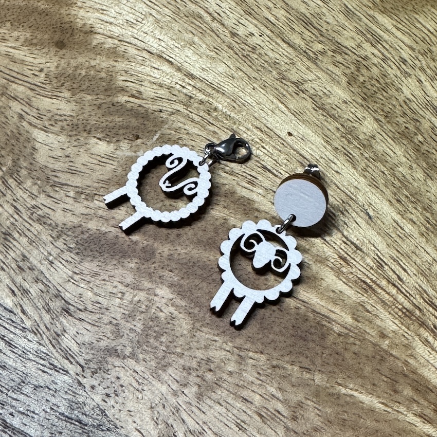 Pikkupässi korvakorut ovat Pinjo designin mallistoa, löydät ne Butik frillasta Oulusta.