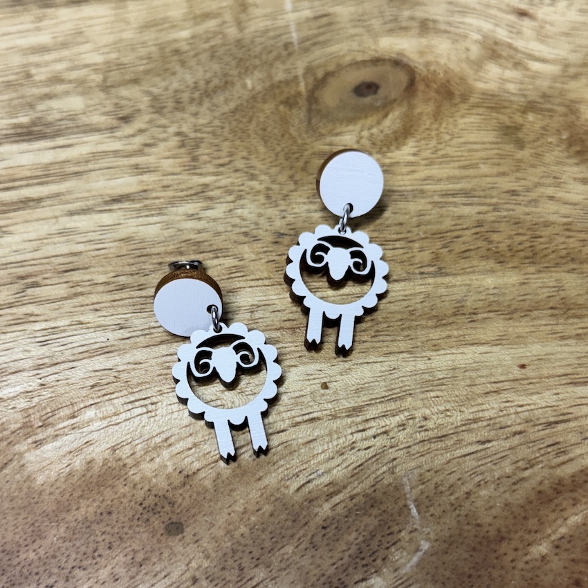 Pikkupässi korvakorut ovat Pinjo designin mallistoa, löydät ne Butik frillasta Oulusta.