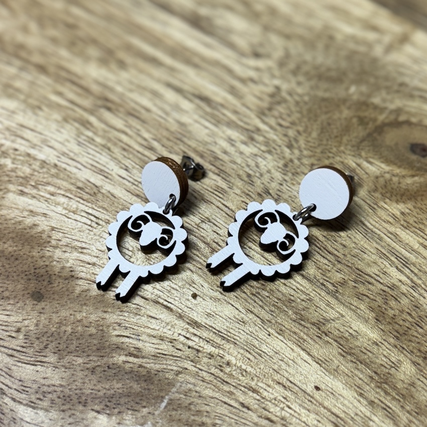 Pikkupässi korvakorut ovat Pinjo designin mallistoa, löydät ne Butik frillasta Oulusta.