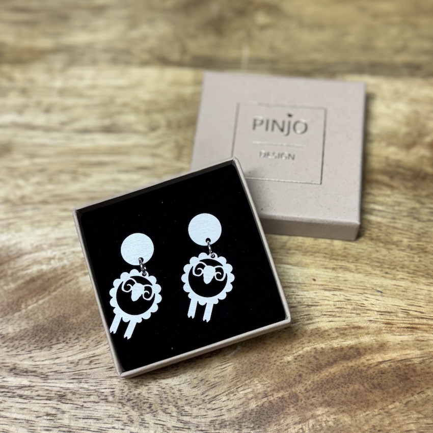 Pikkupässi korvakorut ovat Pinjo designin mallistoa, löydät ne Butik frillasta Oulusta.