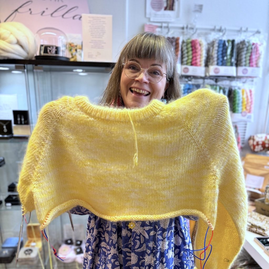 Elinan tipunkeltainen Lento villapaita puikoilla