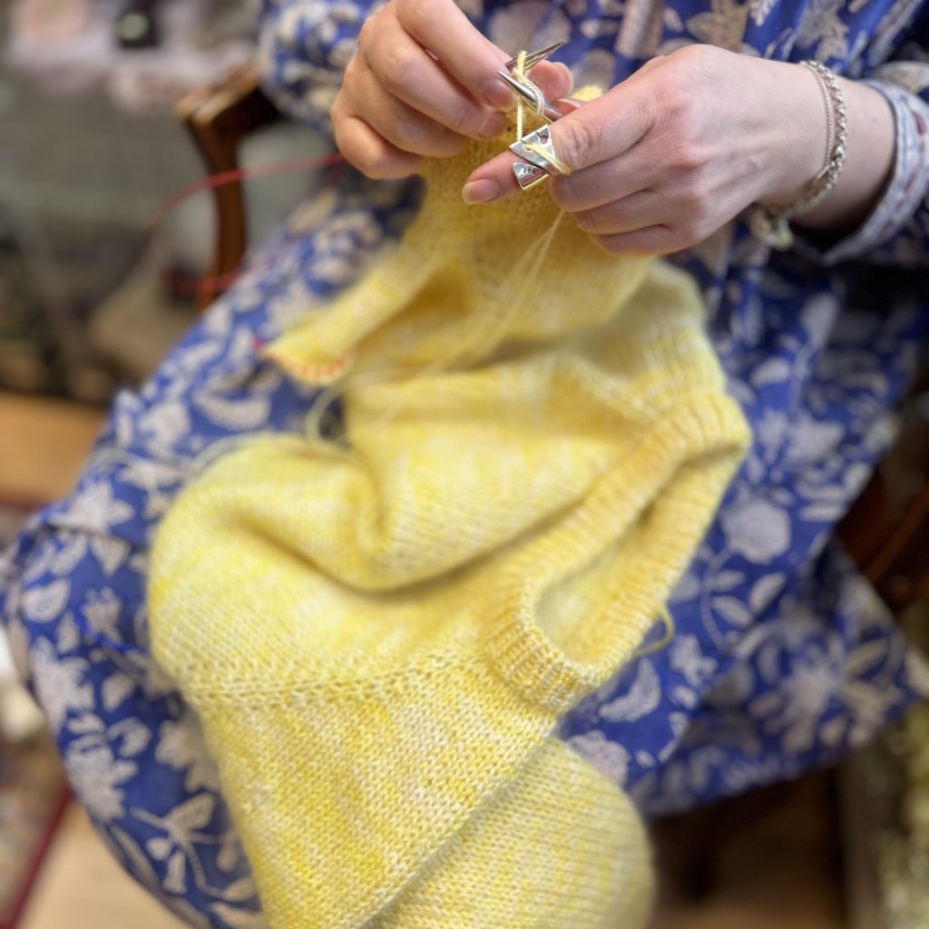 Elinan tipunkeltainen Lento villapaita puikoilla