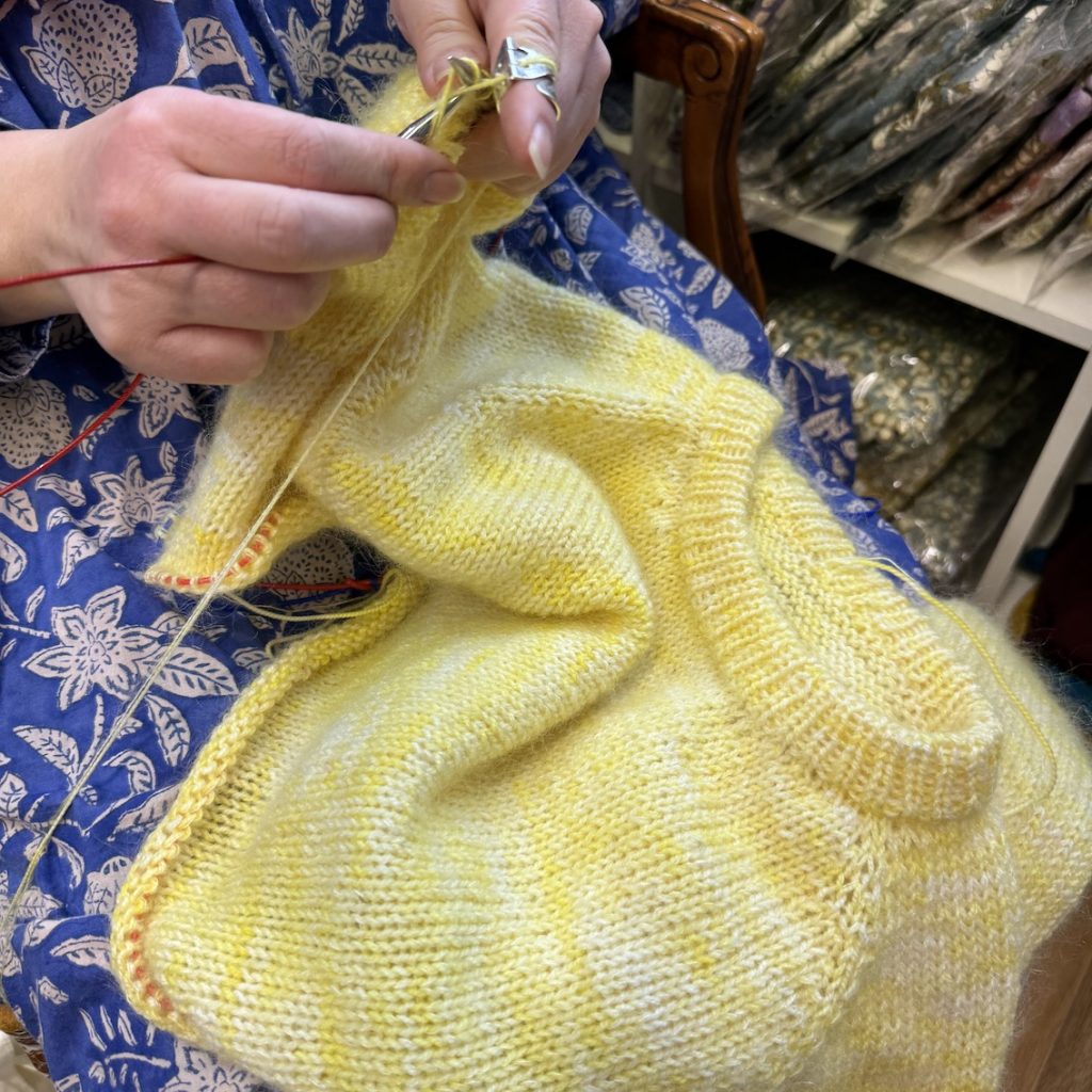 Elinan tipunkeltainen Lento villapaita puikoilla