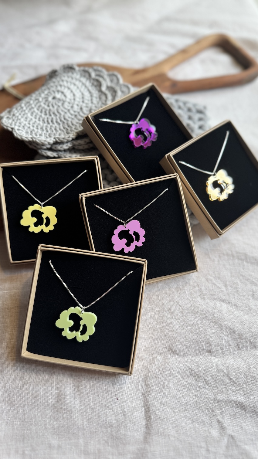 Pionipuutarha riipus