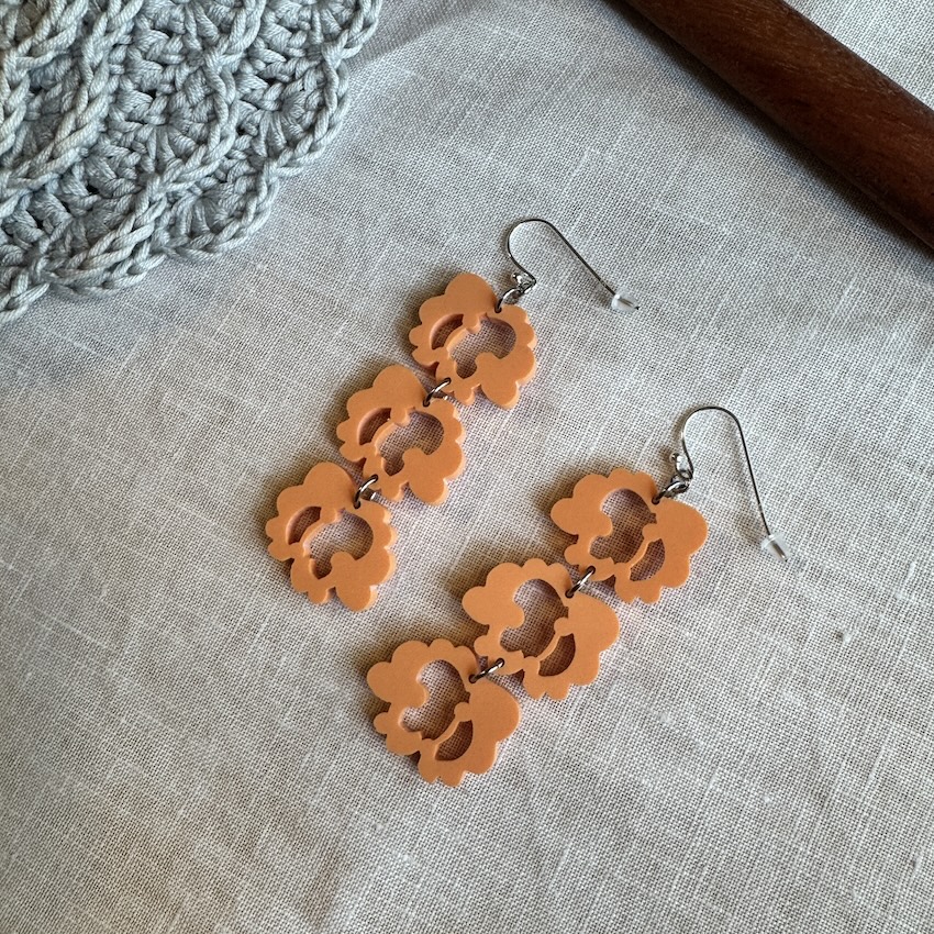 Korvakorut Pionipuutarha kolmeosaiset värissä Aprikoosi