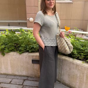 Helle pellavahousut ja Sulo Tee paita Elinan päällä