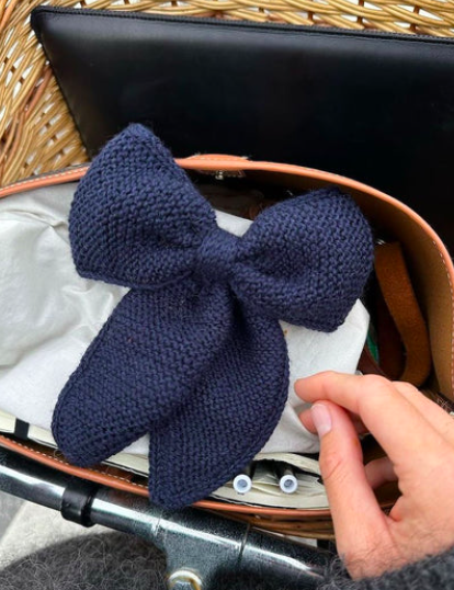 PetiteKnit December Bow rusetti korissa