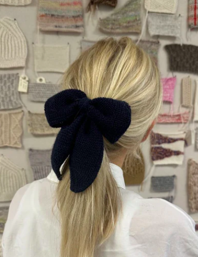 PetiteKnit December Bow rusetti hiuksissa