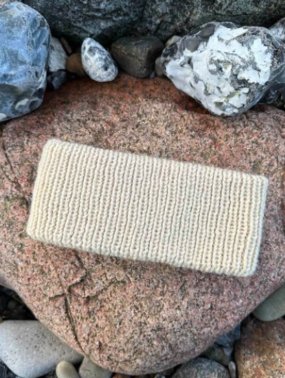 PetiteKnit Weekend panta beige panta kivellä