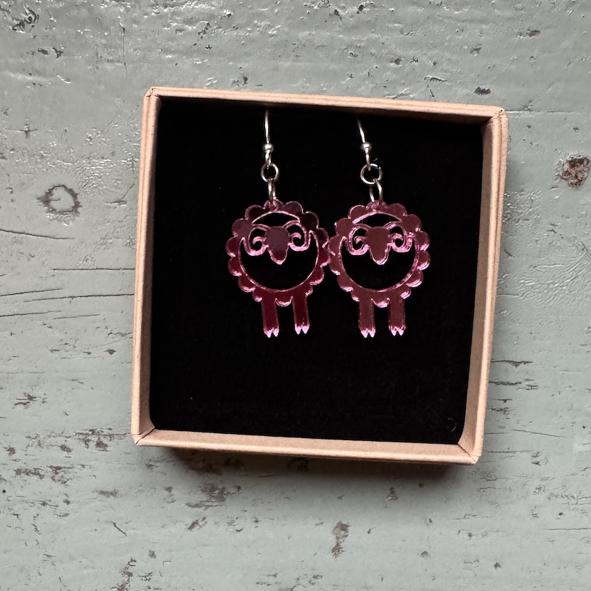 Korvakorut Pikkupässi, Pinjo design, Pinkki peili